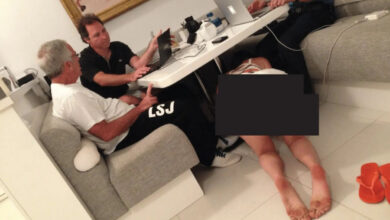 Ο Τζέφρεϊ Έπσταϊν σε φωτογραφία με ημίγυμνη γυναίκα κάτω από τραπέζι, με περίεργο πίνακα στο βάθος