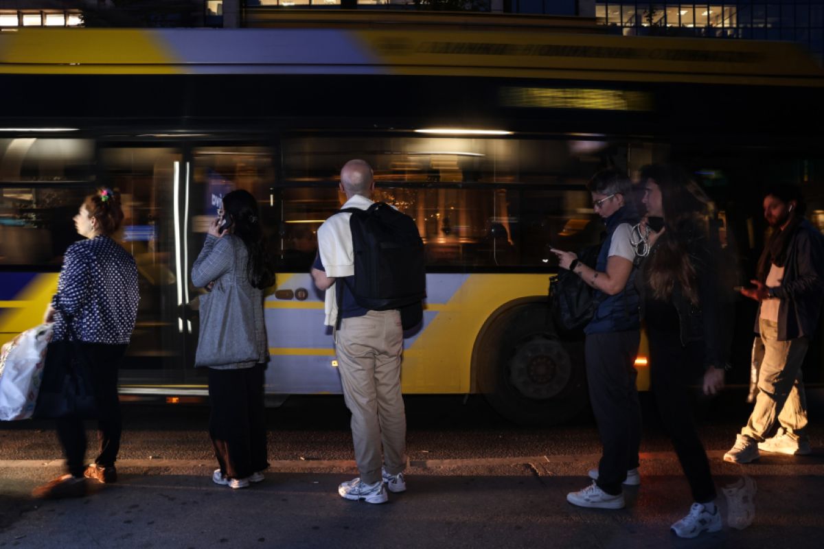 Το τρόλεϊ που προσέκρουσε στην πρόσοψη πολυκατοικίας στα Πετράλωνα στην οδό Κυκλώπων