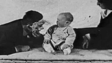 Ο ψυχολόγος Τζον Γουότσον και η Ρόζαλι Ρέινερ με το βρέφος «Μικρός Άλμπερτ» κατά τη διάρκεια του πειράματος