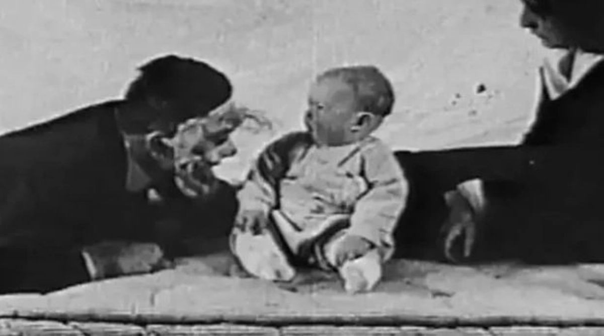 Ο ψυχολόγος Τζον Γουότσον και η Ρόζαλι Ρέινερ με το βρέφος «Μικρός Άλμπερτ» κατά τη διάρκεια του πειράματος