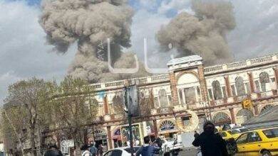 Φωτογραφία από την επιχείρηση ΗΠΑ και Ισραήλ στο Ιράν με εκρήξεις στον νυχτερινό ουρανό και συστήματα αεράμυνας