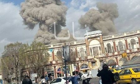 Φωτογραφία από την επιχείρηση ΗΠΑ και Ισραήλ στο Ιράν με εκρήξεις στον νυχτερινό ουρανό και συστήματα αεράμυνας