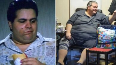 Ο ηθοποιός Κώστας Μακέδος σε καρέκλα κατά τη διάρκεια της συνέντευξής του