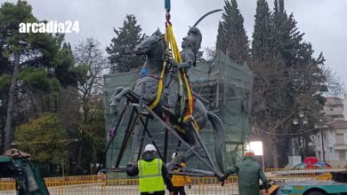 Η στιγμή της απομάκρυνσης του ανδριάντα του Θεόδωρου Κολοκοτρώνη από την Πλατεία Άρεως στην Τρίπολη για συντήρηση