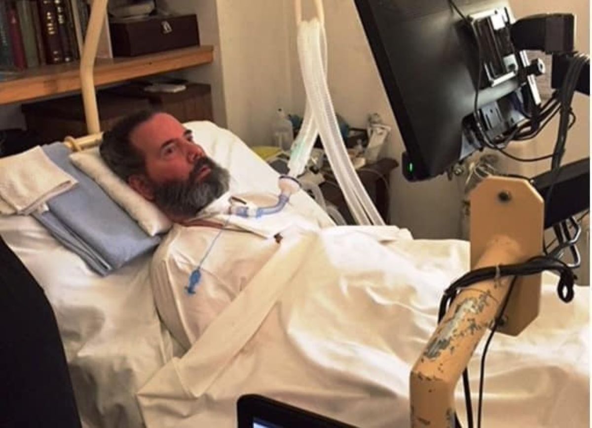 Ο Μοναχός Σωφρόνιος στην κλίνη του, επικοινωνώντας μέσω του βλεμματικού συστήματος πληκτρολόγησης