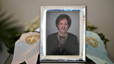 Στιγμιότυπο από την κηδεία της Άννας Ψαρούδα Μπενάκη στο Α΄ Νεκροταφείο Αθηνών με παρουσία πολιτικών προσωπικοτήτων