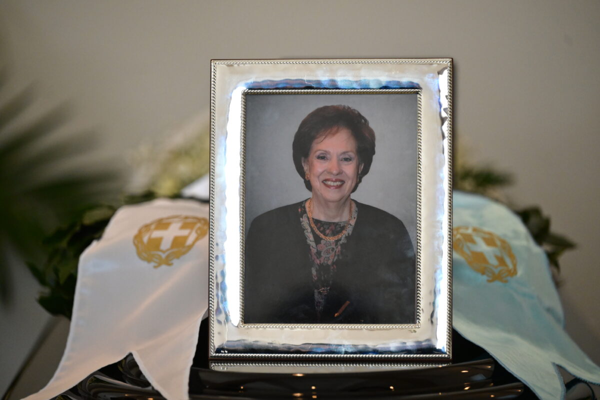 Στιγμιότυπο από την κηδεία της Άννας Ψαρούδα Μπενάκη στο Α΄ Νεκροταφείο Αθηνών με παρουσία πολιτικών προσωπικοτήτων