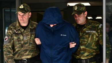 Φωτογραφία αρχείου με απόρρητα έγγραφα και σύμβολα κατασκοπείας σε φόντο στρατιωτικών εγκαταστάσεων