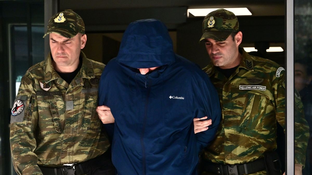 Φωτογραφία αρχείου με απόρρητα έγγραφα και σύμβολα κατασκοπείας σε φόντο στρατιωτικών εγκαταστάσεων