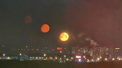 Φωτογραφία από τη Μόσχα που δείχνει την πραγματική Σελήνη πλαισιωμένη από δύο φωτεινά είδωλα