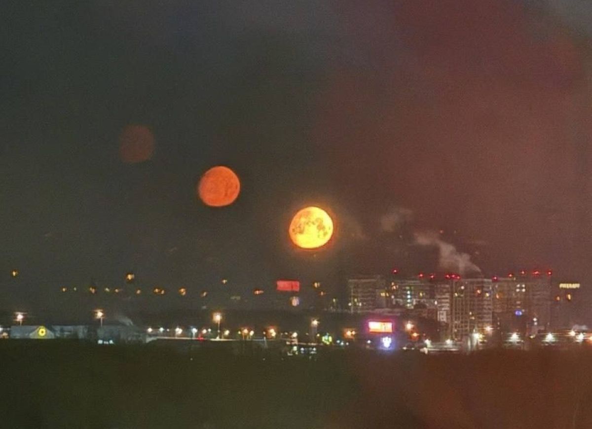 Φωτογραφία από τη Μόσχα που δείχνει την πραγματική Σελήνη πλαισιωμένη από δύο φωτεινά είδωλα