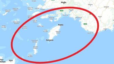 Χάρτης του Αιγαίου με κόκκινη σήμανση στα Δωδεκάνησα και ο Τούρκος αξιωματούχος Τουράν Ογκούζ