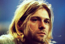 Πορτρέτο του Κερτ Κομπέιν, frontman των Nirvana, με μια μελαγχολική έκφραση