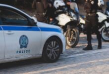 Αστυνομικές δυνάμεις στο σημείο της άγριας δολοφονίας στην Κρήτη, στη Μάρθα του Δήμου Βιάννου, όπου 63χρονος σκότωσε τον αδελφό του