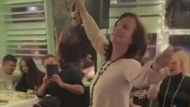 Η Άννα Διαμαντοπούλου να χορεύει ζεϊμπέκικο σε εορταστική εκδήλωση για τις Απόκριες