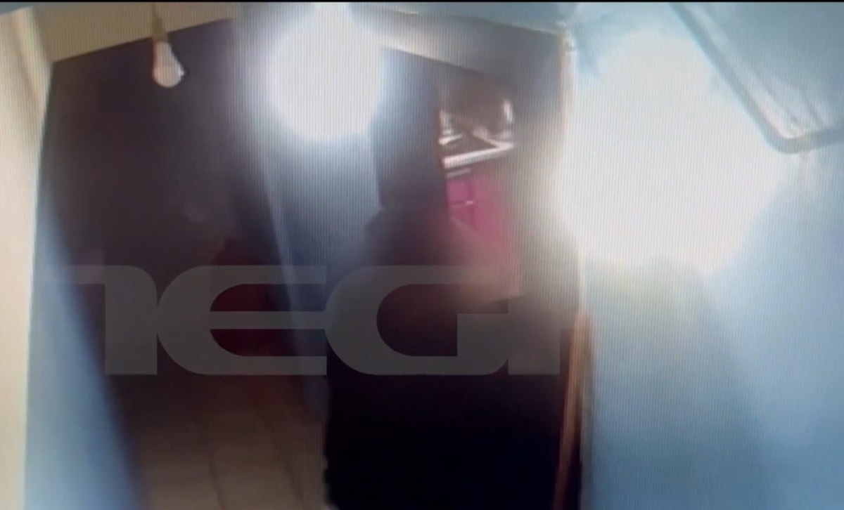 Στιγμιότυπο από το βίντεο ντοκουμέντο στην Κυψέλη όπου ο 64χρονος εισέρχεται στην πολυκατοικία για την επίθεση στην 25χρονη
