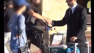 Ο Joey Salads σε έντονη συζήτηση με άγνωστο έξω από σούπερ μάρκετ για το βίντεο της «πώλησης»