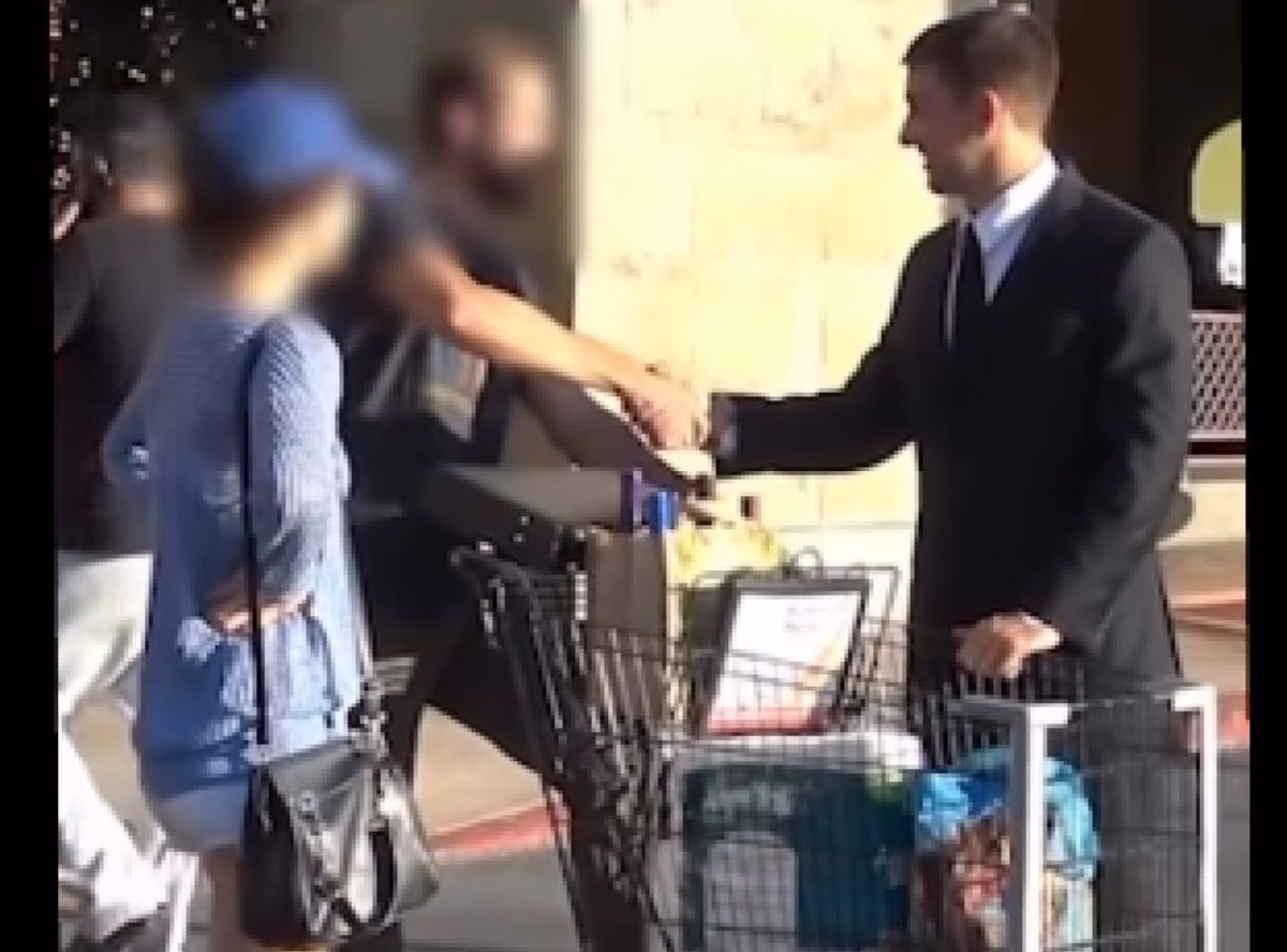 Ο Joey Salads σε έντονη συζήτηση με άγνωστο έξω από σούπερ μάρκετ για το βίντεο της «πώλησης»