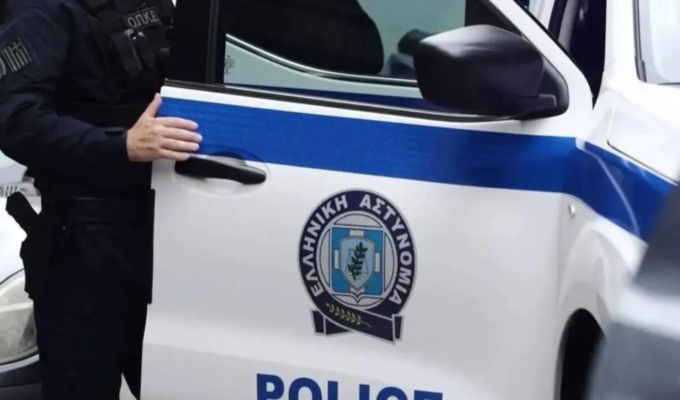 Περιπολικό της αστυνομίας και κατασχεθέντα ναρκωτικά σε επιχείρηση στις Αχαρνές