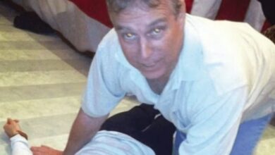 Πρίγκιπας Andrew σκυμμένος στα τέσσερα πάνω από γυναίκα ξαπλωμένη στο πάτωμα σε φωτογραφία από αρχεία Epstein, αποκαλύψεις σεξουαλικού σκανδάλου βασιλικής οικογένειας