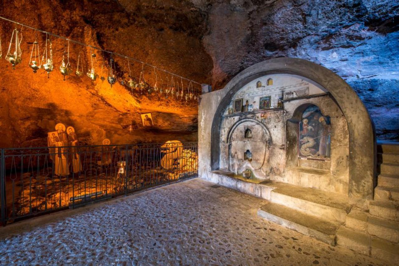 Η εντυπωσιακή πρόσοψη της Μονής Μεγάλου Σπηλαίου σκαρφαλωμένη στον βράχο πάνω από το φαράγγι του Βουραϊκού