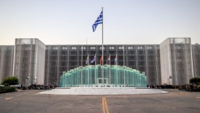 Στρατιωτική αστυνομία και το σήμα του ΓΕΕΘΑ σε φόντο στρατοπέδου