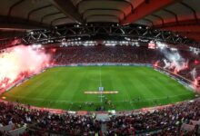 Παίκτες του Ολυμπιακού και του Παναθηναϊκού σε φάση ντέρμπι στο Καραϊσκάκη