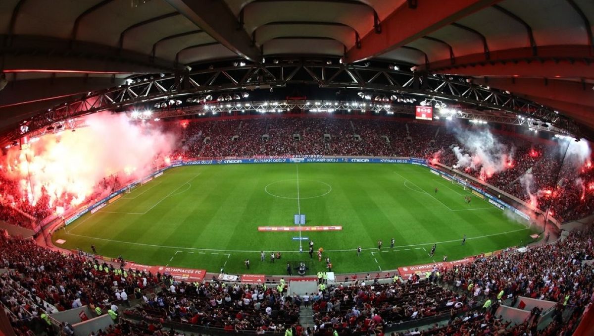 Παίκτες του Ολυμπιακού και του Παναθηναϊκού σε φάση ντέρμπι στο Καραϊσκάκη