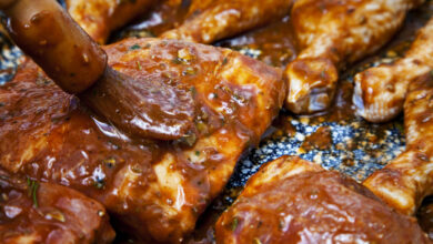 Ποικιλία κρεατικών στη σχάρα μαριναρισμένα με βότανα και μπαχαρικά για την Τσικνοπέμπτη