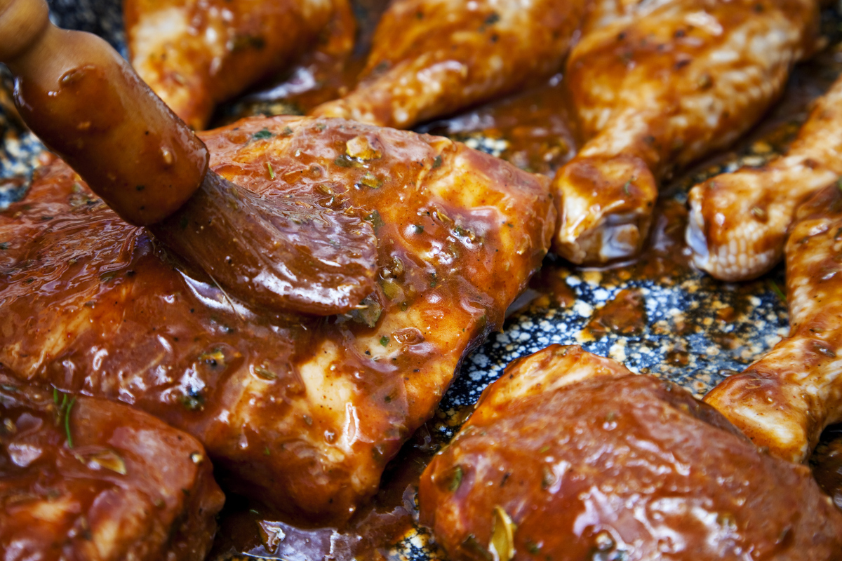 Ποικιλία κρεατικών στη σχάρα μαριναρισμένα με βότανα και μπαχαρικά για την Τσικνοπέμπτη