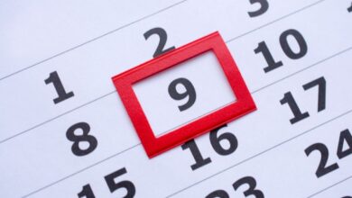 Παλιά ασπρόμαυρη φωτογραφία με ανθρώπους να διασκεδάζουν, συμβολίζοντας την ξενοιασιά της φράσης ο μήνας έχει 9