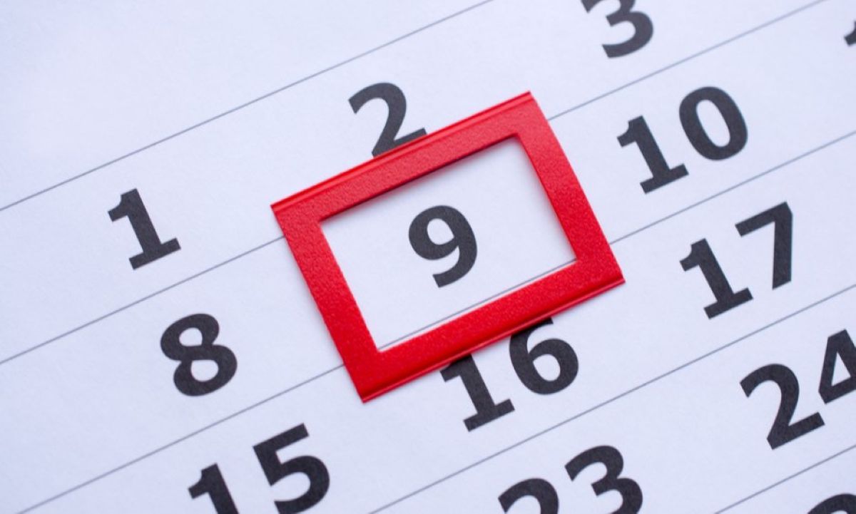 Παλιά ασπρόμαυρη φωτογραφία με ανθρώπους να διασκεδάζουν, συμβολίζοντας την ξενοιασιά της φράσης ο μήνας έχει 9