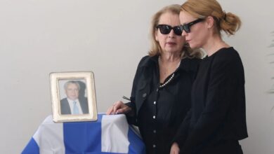 Η Λένα Παπαληγούρα συντετριμμένη στην κηδεία του πατέρα της, Αναστάση Παπαληγούρα, στο Α’ Νεκροταφείο Αθηνών