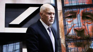 Φωτογραφικό κολάζ με τον Τζέφρι Έπσταϊν και αναφορά στις αποκαλύψεις για τη διεθνή και ελληνική ελίτ