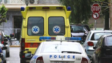 Περιπολικό της αστυνομίας έξω από σπίτι στην Πάτρα - Εγλυκάδα