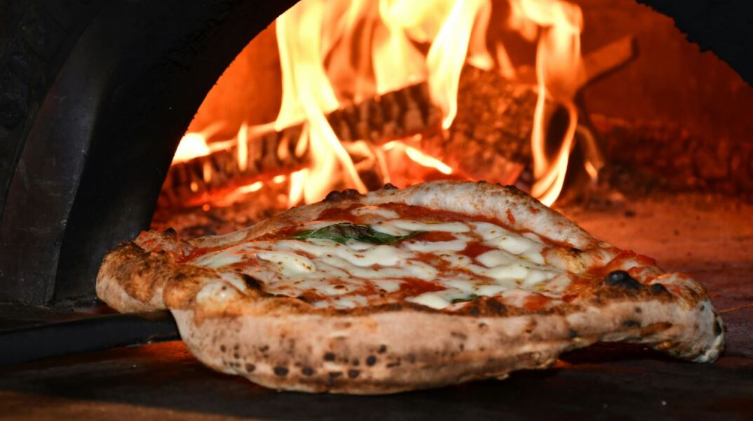 Αναπαράσταση αρχαίου ελληνικού πλακούντα με τυρί και βότανα, ο πρόγονος της πίτσας