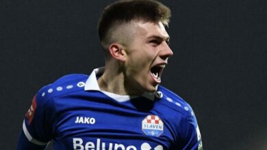 Ο Αντριάνο Γιάγκουσιτς με τη φανέλα της Σλάβεν Μπέλουπο