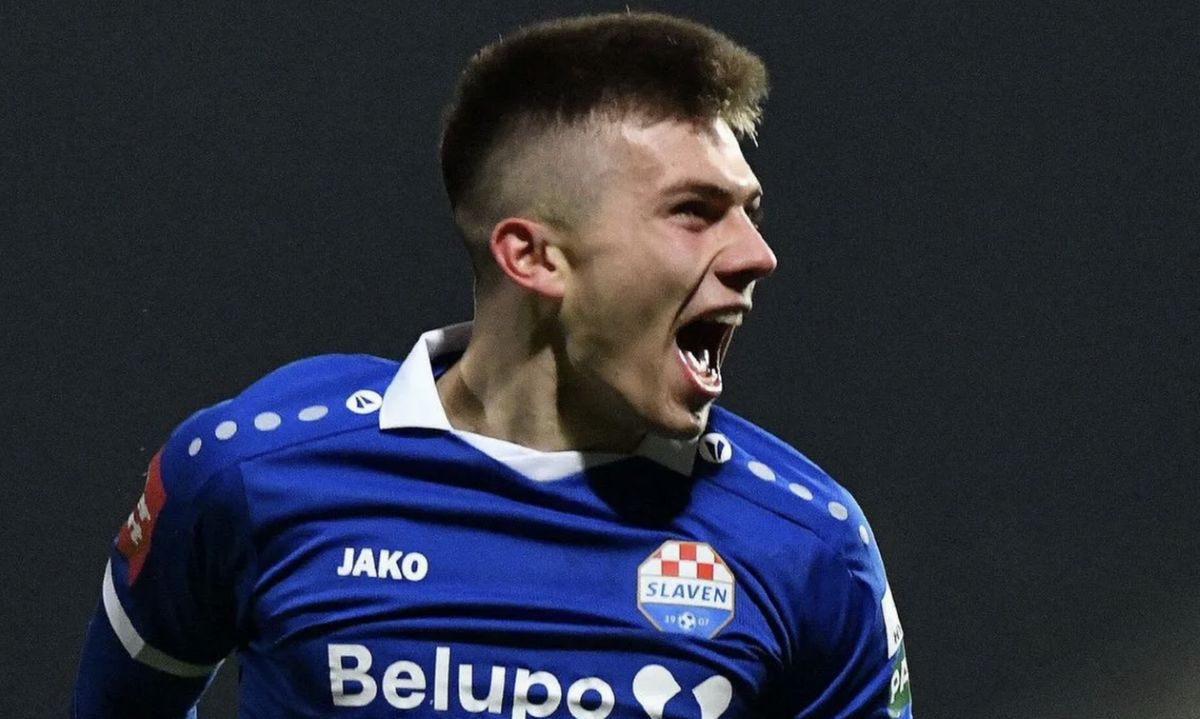 Ο Αντριάνο Γιάγκουσιτς με τη φανέλα της Σλάβεν Μπέλουπο