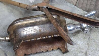 Χειροποίητο vintage σίδερο μαλλιών του 19ου αιώνα πάνω σε μεταλλική βάση