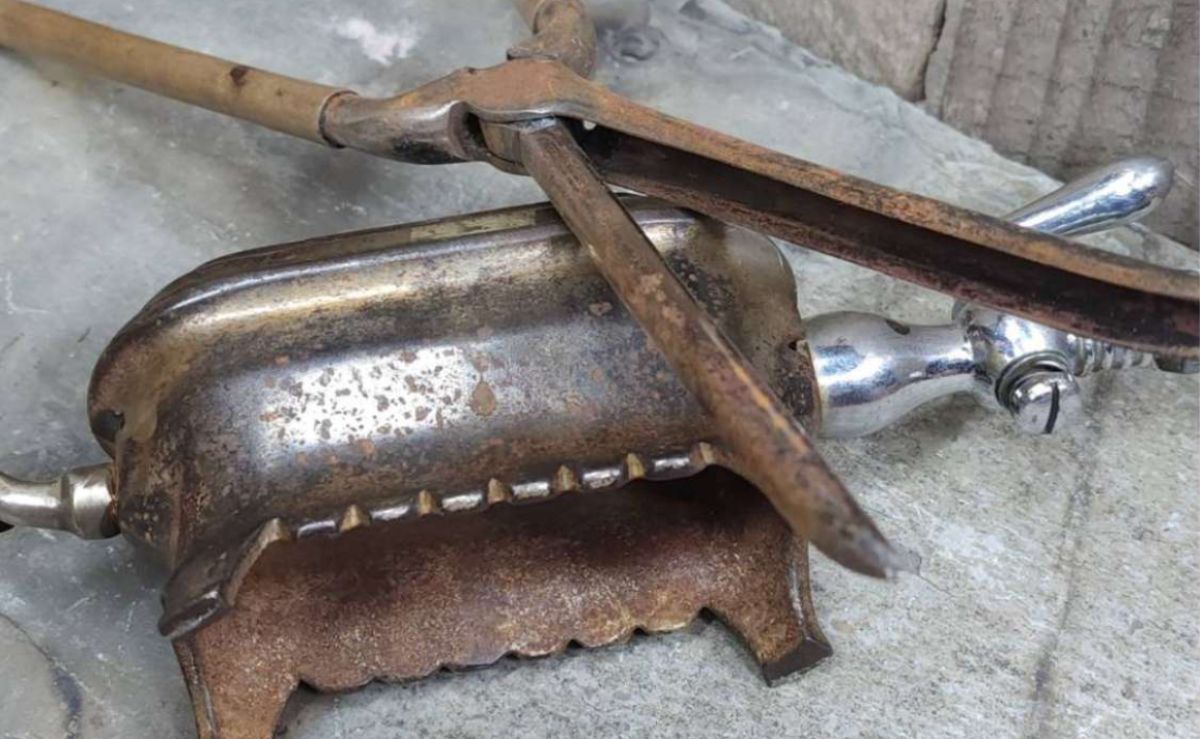 Χειροποίητο vintage σίδερο μαλλιών του 19ου αιώνα πάνω σε μεταλλική βάση