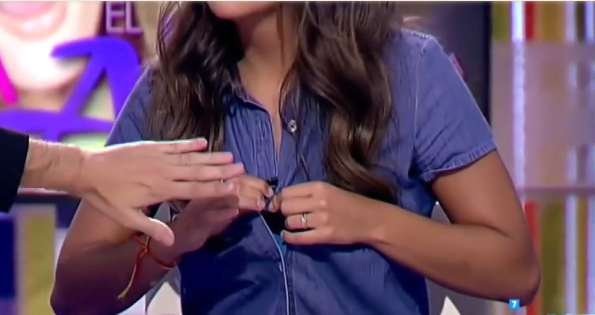 Η παρουσιάστρια Cristina Pedroche σε μια αυθόρμητη στιγμή στο τηλεοπτικό πλατό της εκπομπής Zapeando