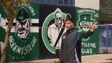 Ο Τάσος Μπακασέτας κατά την αποχώρησή του από το γήπεδο της Λεωφόρου μέσα σε κλίμα αποδοκιμασιών