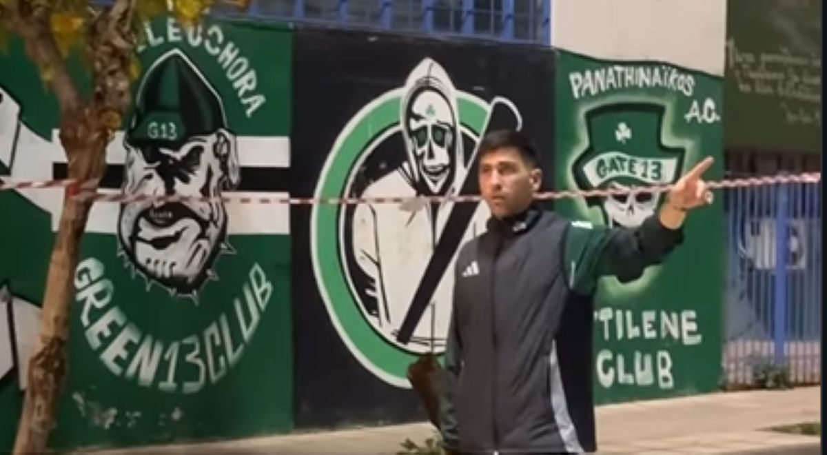 Ο Τάσος Μπακασέτας κατά την αποχώρησή του από το γήπεδο της Λεωφόρου μέσα σε κλίμα αποδοκιμασιών