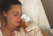 Η Άννα Κορακάκη αγκαλιά με την νεογέννητη κόρη της στο μαιευτήριο