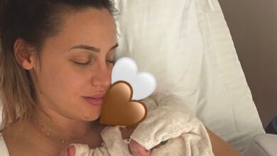 Η Άννα Κορακάκη αγκαλιά με την νεογέννητη κόρη της στο μαιευτήριο