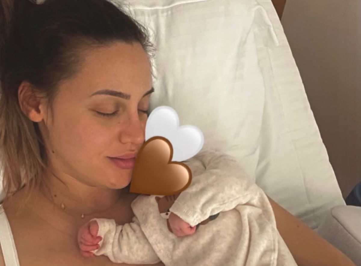 Η Άννα Κορακάκη αγκαλιά με την νεογέννητη κόρη της στο μαιευτήριο