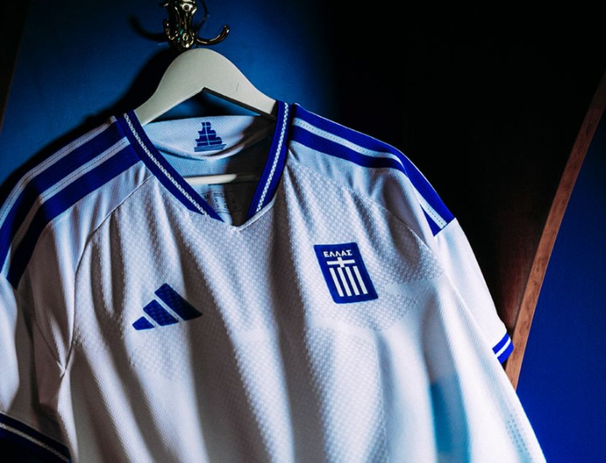 Η νέα επίσημη λευκή φανέλα της Εθνικής Ελλάδας ποδοσφαίρου με τις μπλε λεπτομέρειες της adidas