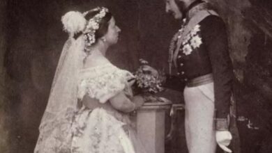 Η Βασίλισσα Βικτωρία με το εμβληματικό λευκό σατέν νυφικό της στον γάμο με τον Πρίγκιπα Αλβέρτο