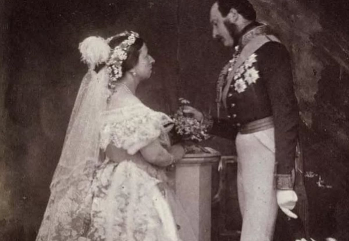 Η Βασίλισσα Βικτωρία με το εμβληματικό λευκό σατέν νυφικό της στον γάμο με τον Πρίγκιπα Αλβέρτο