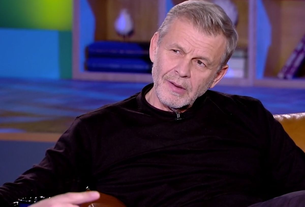 Ο Απόστολος Γκλέτσος σε συνέντευξη μιλά για τις ερωτικές σκηνές και τη στύση στα γυρίσματα των σίριαλ